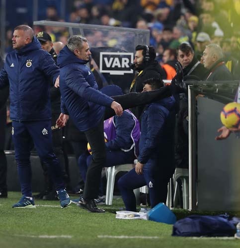 Kıran kırana maçta Fenerbahçe'nin rakibi 10 kişi kaldı. Buna rağmen Çaykur Rizespor skorda eşitliği sağladı.