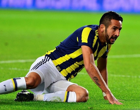 Isla: Aykut Kocaman'ın bir türlü gözüne giremeyen Şilili futbolcu da sezon sonu gidecekler arasında. Sezon başında bonservissiz takıma dahil olan ve 2020 yılına kadar sözleşmesi bulunan 29 yaşındaki sağ bek için güzel bir teklif gelmesi halinde elden çıkarılacak. Isla son olarak antermanlarda beklenen gayreti göstermemesi üzerine Kocaman tarafından kadro dışı bırakılmıştı.