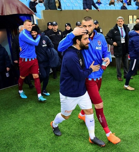 Arda Turan ile Burak Yılmaz'ın yakın arkadaş olması bu transferin gerçekleşmesinin yakın olduğu ifade edildi.