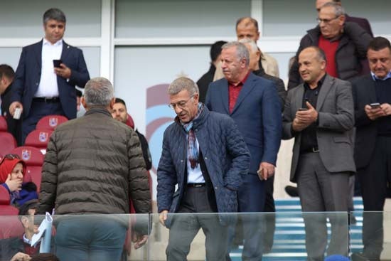 Ağır borç nedeniyle sezon sonunda maliyeti yüksek bazı oyuncular ile yollarını ayırmayı planlayan bordo mavili yönetim, gelecek sezon kadroyu daha çok altyapıdan gençlerle takviye yapmayı planlıyor.