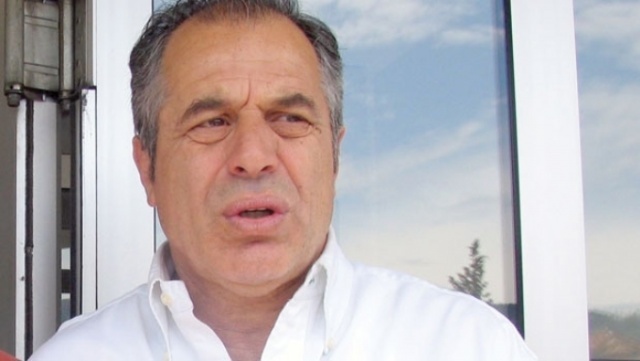 'Rıza hoca bu sıkıntılar içinde iyi mücadele verdi ama...'
"Başkanın verdiği beyanatlar çok olumlu ve çok güzel. Her yıl gelen yönetimler çok iyi açıklamalar yapıyor ama sonra olmuyor. Trabzonspor maddi sıkıntılar yaşıyor. Kısa dönem borçların olduğu ortamda senelere yayma özelliği ile çözüm aranıyor. Rıza hoca bu sıkıntılar içinde iyi mücadele verdi. Fakat halkın benimsediği bir teknik adam olamadı. Bu yönde de yönetim aynı fikirde. Ne olabilir tabii Trabzonspor feda şeklini bekleyecek. Teknik adam arayışı içinde olacak"