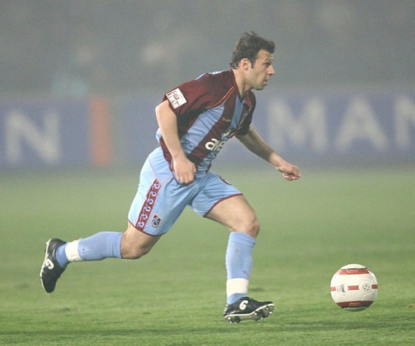 TARAFTAR OLUMLU
Geçmişte Trabzonspor forması altında birbiriyle uyumu ile dikkatleri üzerine çeken ve Bordo-Mavili taraftarların sevgilisi haline gelen Fatih Tekke ve Gökdeniz Karadeniz ikilisine takımı emanet etmek için yönetimin kollarını sıvadığı belirtildi.