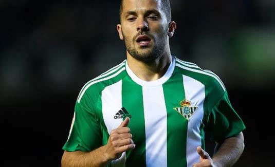 Haberde Betis'in aynı mevkide forma giyen Riza Durmisi için Galatasaray'dan gelecek teklifleri değerlendireceği de iddia edildi. Fatih Terim'in çok beğendiği, daha önce de transfer gündemine giren 23 yaşındaki futbolcu bu yolla Sarı-Kırmızılı formayı giyebilir.