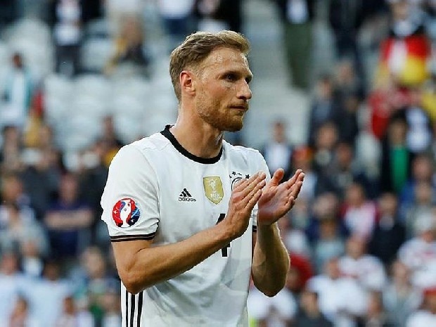 İleriye Henry Onyekuru'yu alan Galatasaray şimdi de savunmayı güçlendirmenin peşinde. Juventus'un satın alma hakkını kullanmadığı Benedikt Howedes, Schalke tarafından satışa çıkarıldı. Sarı-kırmızılı ekibin bu gelişme üzerine harekete geçtiği, Juventus gibi 30 yaşındaki futbolcuyu bir yıllığına kiralamak istediği bildirildi. (Fotomaç)