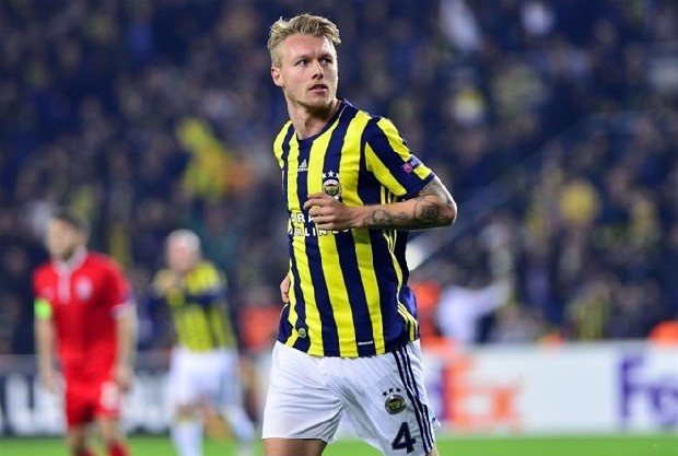 Fenerbahçe taraftarları, yeni sezon için kadroya mutlaka bir stoper takviyesi yapılması yönünde birleşti. Sarı-lacivertliler, Sevilla'nın gözden çıkardığı eski yıldızları için sosyal medyada ayaklandı. Binlerce Fenerbahçeli, 29 yaşındaki oyuncunun sosyal medya hesaplarına, 'Come back to F.Bahçe' yazdı. (Fotomaç)