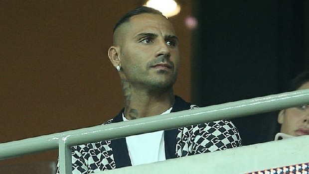 Porto ve Benfica’nın gerisinde kalan Sporting Lizbon, 1 Eylül’de kapanacak transfer öncesi menajerler aracılığıyla nabız yokladı. ‘Bir gün Sporting’e döneceğim’ diyen Quaresma da bu teklife sıcak bakıyor. (Akşam)