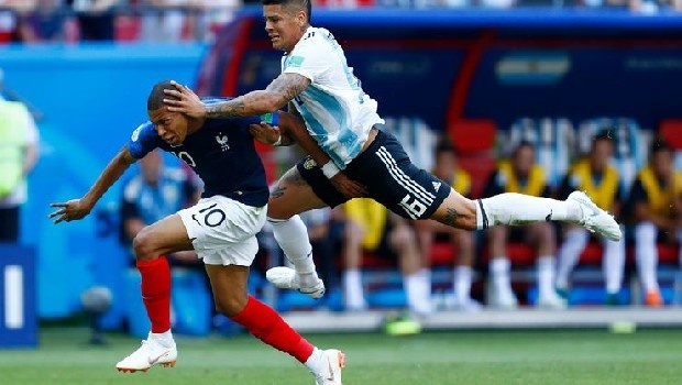Mourinho, yönetimle yaşadığı kriz nedeniyle Rojo’yu göndermek istemiyor. Fenerbahçe ise Arjantinli’den vazgeçmiyor. Comolli’nin Rojo için Portekizli menacerle yüz yüze görüşeceği iddia edildi. (Fanatik)