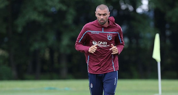 Trabzonspor’un yıldız oyuncusu ayrılmayı aklının ucundan bile geçirmediğini söyledi. Burak, “Hiçbir yere gitmiyorum” diye konuştu (Takvim)