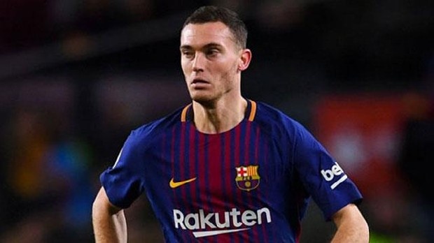 Cim-Bom, hücumun yanı sıra savunmaya da takviye ararken önceliğin Barcelonalı Vermaelen’de olduğu öğrenildi. Stoperin yanı sıra sol bek de oynayan ve bu nedenle Fatih Terim’in çok istediği 32 yaşındaki Belçikalı stoper, bu sezon Barcelona’da oynama şansı bulamadı. Bu nedenle oynayabileceği bir takıma gitmek isteyen Vermaelen’in Aslan’a kiralık olarak gelmesi için görüşmeler sürüyor. Galatasaray yönetimi stoper için ayrıca Chelseali Gary Cahill için de devrede. Teknik Direktör Sarri’nin kadrosunda düşünmediği Cahill için de kiralık formülü düşünülüyor. (Star)