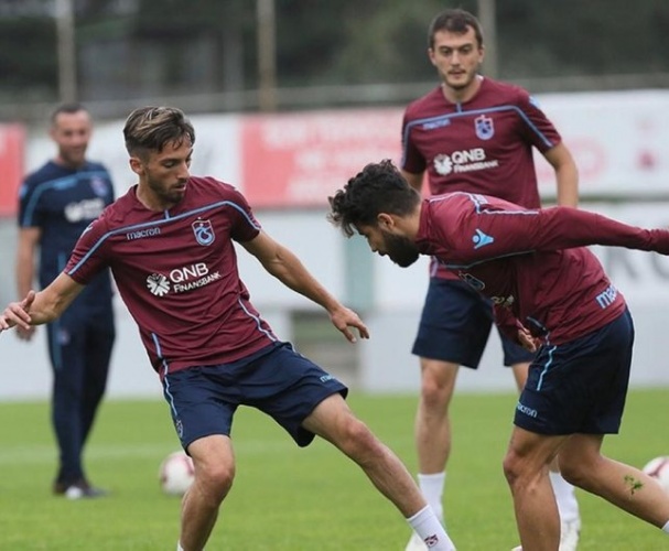 Bordo-mavililer, galip gelmesi halinde lider Galatasaray ile farkı 3 puana indirerek zirve yarışında iddialı konuma gelecek.