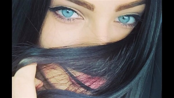 Siyah saçları ve koyu mavi gözleriyle büyüleyici bir güzelliği sahip olan Rus model Dasha Kina’nın şöhreti her geçen gün artıyor.