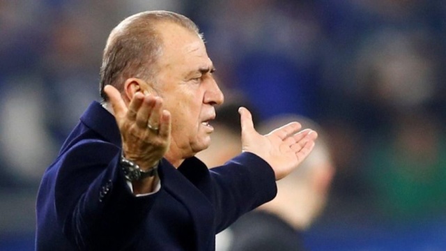 Tecrübeli teknik adamın, bizzat arayarak "Seni Galatasaray'da görmek istiyorum" dediği 27 yaşındaki golcüye, kendisini nasıl kullanmak istediği konusunda bir de brifing verdiği aktarıldı.