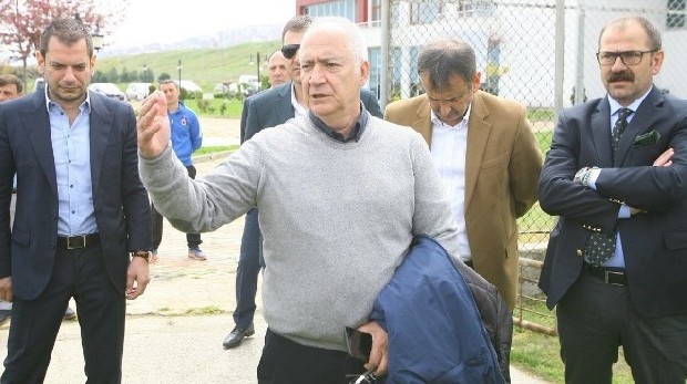 'Halil Umut Meler iyi bir hakem'
Maçın hakemini de değerlendiren Hacısalihoğlu: 'Maçın hakemi belirlenince baktım, Halil Umut Meler bizim 9 maçımızı yönetmiş ve sonuçlara baktığımızda hemen hemen eşit dağılımda diyebiliriz. (4 galibiyet, 2 beraberlik, 3 mağlubiyet). Meler, genç ve iyi hakemlerden biri. Umarım hakem şansı iyi olur ve az hata yapar. Her açıdan sadece futbolun konuşulacağı bir şekilde maçı tamamlamayı umuyoruz' dedi.