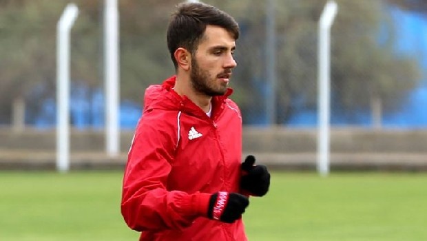 Fenerbahçe, Emre Kılınç transferi için 4 milyon Euro isteyen Sivasspor'a 2 milyon Euro ve Aatıf’ı önerdi. Sivasspor bu teklifi düşünüyor. (Takvim)