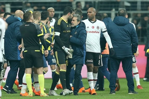Tecrübeli hoca inanılmaz sinirliydi. "Sahada kalıp da mücadele edenleri yürekten tebrik ediyorum" derken, Alper ve Volkan'a açıkça gönderme yaptı. Kocaman sözlerini, "Gerçek mücadelemizi sahaya yansıttığımızda bizi kimsenin yenemeyeceğini size hep söylemiştim.