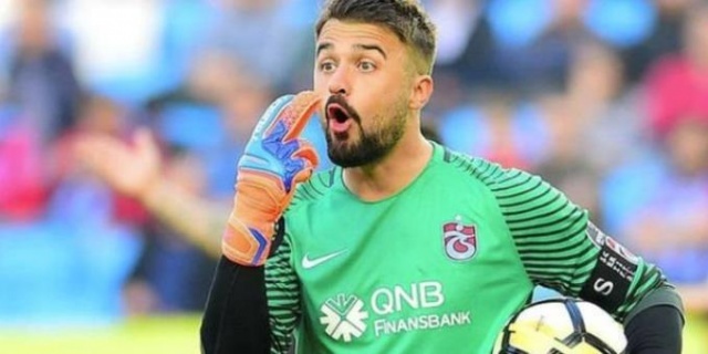 Evinde spor programı bile izlemediği gibi futboldan bir hayli soğuyan Onur Kıvrak'a Beşiktaş için çok ısrar edildiği, tecrübeli oyuncunun da bu ilgiden dolayı başkan Fikret Orman'a teşekkür ettiği belirtildi.