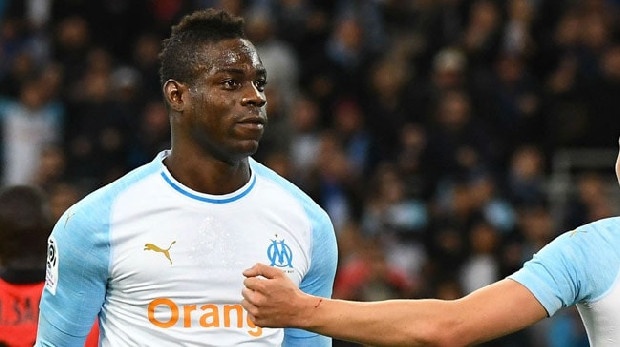 G.SARAY’IN transfer listesinde olduğu iddia edilen Mario Balotelli, tatile çıkmadan önce hakkında çıkan haberlere samimi cevaplar verdi. Marsilya’yla bağlarını koparan ve tamamen boşa çıkan Mario Balotelli, İtalya Milli Takımı’ndan davet almaması hakkında, “Geçtiğimiz yıllarda milli takıma çağrılmamak beni çok kızdırırdı. Beni aramadıkları için çok üzülürdüm ama artık alıştım. Sorun yok” yorumunda bulundu. Devre arası transfer döneminde Nice’den Marsilya’ya geçen 28 yaşındaki forvet, Kostas Mitroglou’nun Galatasaray’a kiralanmasında büyük rol oynamıştı. Yunan forveti seçeneklerin dışında bırakan Mario Balotelli, Mitroglou’nun takımdan ayrılmasına neden olmuştu. İtalyan golcünün Galatasaray’ın gündeminde olduğunu belirten Fransız medyası “Kostas Mitroglou yine Mario Balotelli tarafından avlandı mı?” yorumunda bulundu. (Akşam)