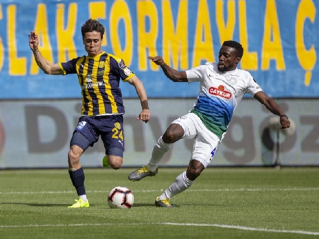 Azubuike - Rizespor
Rizespor`un bu sezon dikkat çeken isimlerinden Azubuike ile Başakşehir ilgileniyor.