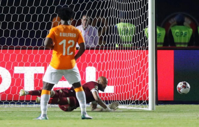 İmza parası istiyor
Kaliteli bir golcü ile kadrosunu kuvvetlendirmeyi hedefleyen Karadeniz devi, listenin ilk sırasına Wilfried Bony’nin ismini yazdı. Fildişili golcü ile uzun zamandır görüşen Trabzonspor, talep edilen imza parası nedeniyle transferi bir türlü sonuçlandıramadı. Anderlecht ve Marsilya’yı reddeden 30 yaşındaki futbolcu ile görüşmelerde büyük aşama kaydedildiği belirtildi.