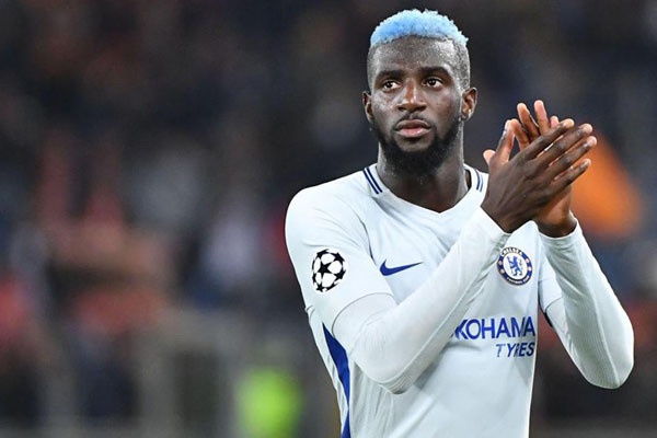 Önümüzdeki sezon yepyeni bir kadro ile başlayacak olan Sarı-Kırmızılılar'ın gündemdeki isimlerden biri olan Tiemoue Bakayoko hakkında sıcak gelişmeler yaşanıyor. İngiliz kulübünün geçtiğimiz yıl Milan'a 5 milyon euro karşılığında kiraladığı 24 yaşındaki Fransız oyuncu için bu kez 3.5 milyon euro kiralama bedeli talep ettiği iddia edildi. (Fotomaç)