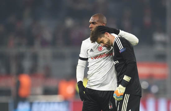 Her fırsatta Beşiktaş'ta mutlu olduğunu söyleyen İspanyol eldivenin menajeri ile yapılan görüşmelerde şu an için bir sonuç çıkmadı.