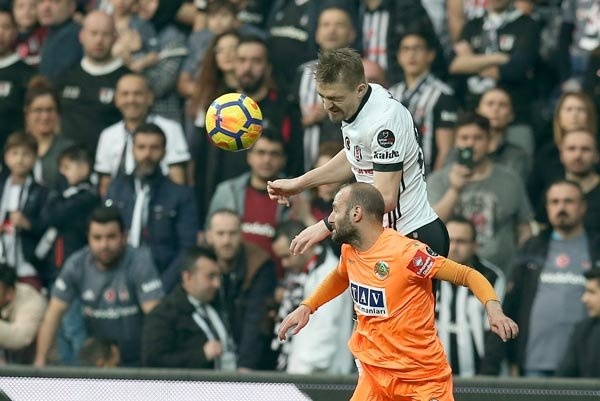 Forvet Talisca 25 etmez! - Rıdvan Dilmen (Sabah)
İlk yarıdaki oyun çok hoşuma gitmişti. Tempolu, iyi bir maçtı. Beklentiler çerçevesinde oynadı Alanya, sonuçta Başakşehir'i 4 golle yenmiş bir takımdan bahsediyoruz. Atlet oyuncuları var, avans veriyorlar koşarken neredeyse… İkinci yarının özeti kör dövüşüdür. Alanyaspor hala rahat değil, gündüz Antalyaspor da kazanmıştı.

Beşiktaş'ın bu kadrosu hiç lider olmamış, 27 hafta boyunca son iki yılın şampiyonunun hiç lider olmaması ilginç. Artık kredisinin limitlerinde. 21 puan bile alsalar 7 maçta 74 puan yapıyor. Üstelik bunun içinde Galatasaray deplasmanı şartı var. Şenol Güneş ve takımdan bunu görebiliriz. Oyunun başlangıcından anlayabiliriz, değişikliklerden anlayabiliriz, 4 orta saha oyuncusunun sarı kart görmesinden de anlayabiliriz. Bunun temel sebebi skora oynamaya çalışan bir takım görmemiz… Beşiktaş geçen yılki durumunda olsa bu maç 3'e, 4'e giderdi, 4 puan farklı önde olsa böyle olurdu.

Quaresma takımın açılmasını sağlıyordu. İki pas yapıp sonra Quaresma'ya uzun oynayabiliyorlardı. Babel daha gezici bir oyuncuydu. Quaresma'nın yerine Lens'le başlamayıp Oğuzhan'ı kullandı orada. Daha sonra da Talisca'yla onu değiştirdi. İkisi de merkez oyuncusu gibiydi hemen hemen. Skor da gelince sonra Talisca'yı santrfora alıp Lens'i kanada attı. Hocanın şunu bilmesi lazım: Talisca sırtı dönük 25 milyon Euro etmez. Talisca ancak rakibi karşısına alacak, çekecek ya da sürpriz koşuyla kafa vuruşu yapacak. Doğrudan santrfor oynatmak Talisca'yı yok etmektir. Babel'i oynatabilirsiniz, eyvallah ama Talisca'nın silahı elinden gitmiş oluyor. Quaresma çizgiye inince rakip de açılıyor. O olmayınca rakip daha dar alanda iyi savundu. Rakibin işine geldi. Bence Lens doğrudan 11 oynamalıydı bunun için. Lens'in antrenman performansını bilmiyorum açıkçası. Milli takım arasına da gitmedi. Lens'in, Quaresma'nın yokluğunu değerlendiremediğini de düşünüyorum açıkçası. Şenol hoca sistemden şaşma pahasına da oynatmıyorsa demek ki idman performansı da kötü. Hoca, tercihiyle bence Alanya'nın çıkışını düşündü, "1-0 olsun bizim olsun" dedi ve bunu da başardı.