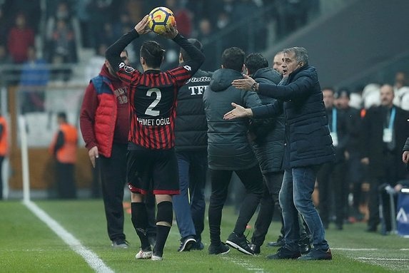 Maçın son anlarında hızlı tac ataşıyla oyuna başlamak isteyen Gençlerbirliği oyuncusu Ahmet, kenardan oyuncularını uyaran Şenol Güneş'e takılınca yavaşladı.
