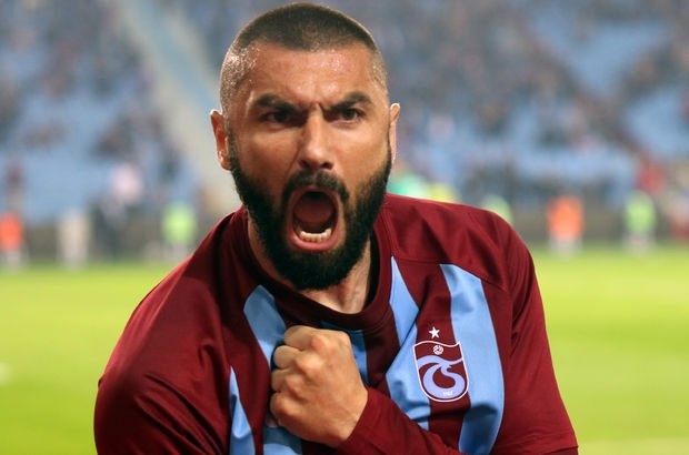 Ne mi yapmış? Çin’den geldiğinden bu yana parasını, taksitlerini alamamış. Hatırlarsanız “Benim alacağım önemli değil, bilhassa yabancı arkadaşların parasını ödeyin” dediği zaten medyaya yansımıştı. Ama bakmış ki, işler iyice kötüye gidiyor elini cebine atmış. Tam 6 yabancıya ‘ihtiyaçları görülsün” diye 240 bin Euro para vermiş. (Bu isimlerin hepsi biliniyor ama Burak bilinmesin istiyor. “Takım içinde olur böyle şeyler, aramızda” diyor.) Bir genç oyuncuya da 100 bin lira ödemiş. Yetmemiş; Sosa’ya, yani takımın en pahalı oyuncusuna “İhtiyacın var mı?” diye de sormayı ihmal etmemiş. Sosa “Sağ ol kaptan, benim şimdilik ihtiyacım yok” cevabını vermiş.