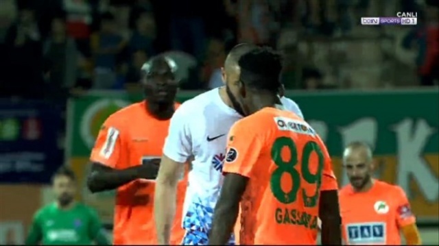 Mücadelenin bitiş düdüğünün ardından Burak Yılmaz ile Gassama arasında başlayan tartışma büyürken, iki takım oyuncuları birbirine girdi.