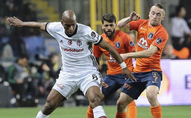 Batan gemiyi önce fareler terk eder derler, bugün Beşiktaş'ın klanları Sinan Engin ve Ertem Şener gemiyi terk ettiler. Beni meczup olarak kabul edin, ben vasatın altında bir adamım ama burada Ertem Şener ve Sinan Erdem Beşiktaş Bayern Münih'in içinden geçer bile dediler. Beşiktaş'ı Titanic gibi gördüler, Beşiktaş batmaz dediler kim bunlar biliyor musunuz? Sıvacı kılıklı Ertem Şener'le, Sinan Engin ne yapıyorlardı biliyor musunuz? Titanic batarken keman çalanlar gibi, keman çalıyorlardı. Beşiktaş için sizlerde aynısını yapıyorsunuz.