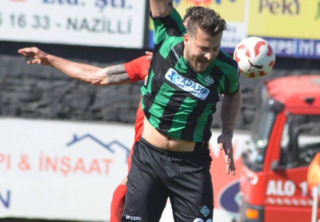 TFF 2. Lig Beyaz Grup'ta mücadele eden Sakaryaspor'un forvet oyuncusu Batuhan Karadeniz'in gol sonrasındaki sevincinde dikkat çeken bir görüntü vardı.