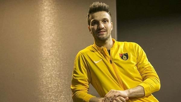 Galatasaray'da yerli kalecide rota Okan Gocuk
Muslera’nın arkasına potansiyelli ve genç bir yerli kaleci arayan Cim Bom, aradığı ismi buldu. 

Sarı-Kırmızılılar, geçen sezonu İstanbulspor’da geçiren 22 yaşındaki Okan Kocuk’u istiyor. Bonservisinin yarısı Bursaspor’da olan Okan, A Milli Takım’ın aday kadrosuna da çağrılmıştı. 

Başarılı file bekçisiyle ilgili Galatasaray kaleci antrenörü Taffarel’in de olumlu rapor verdiği öğrenildi. (Fanatik)