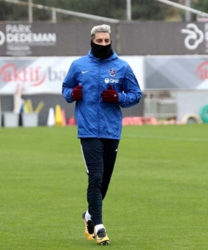 Beşiktaş yönetiminin, yapılacak görüşmede Sosa'nın yıllık ücretinin 2 milyon Euro'sunu ödemeyi önereceği, kalan ücretin ise bordo-mavililer tarafından verilmesini isteyeceği kaydedildi.