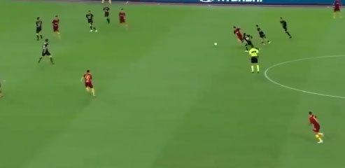 Ortada oluşan boşluğun ardından hızını kullanan milli yıldız, inanılmaz bir gole imzasını attı.