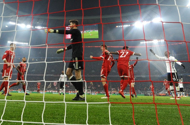 "PSG BİLE ALLIANZ ARENA'DA ZORLANDI"
"Bir oyuncudan değişecek bir şey değildi. İlk maçta Beşiktaş ilk 20 dakika çok iyi bir futbol oynadı. Talihsiz kırmızı karttan sonra Alianz Arena yani o sahada oynamak çok zor. Paris Saint Germain bile o sahada çok zorlandı. Farklı olabilirdi mesela 11'e 11 olsa"