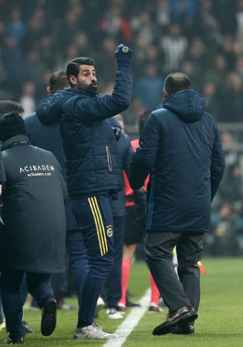 GALATASARAY DERBİSİNDE OYNAR MI?
Volkan Demirel'e kızgın olan Aykut Kocaman'ın, Kadıköy'de oynanacak Galatasaray derbisinde ne yönde karar vereceği ise merak konusu. Kadıköy'deki yenilmezlik serisinde yıllardır kaleyi koruyan Volkan Demirel'in bu derbide görev alıp almayacağı belki de Kameni'nin Malatya maçı performansına göre şekillenecek.
