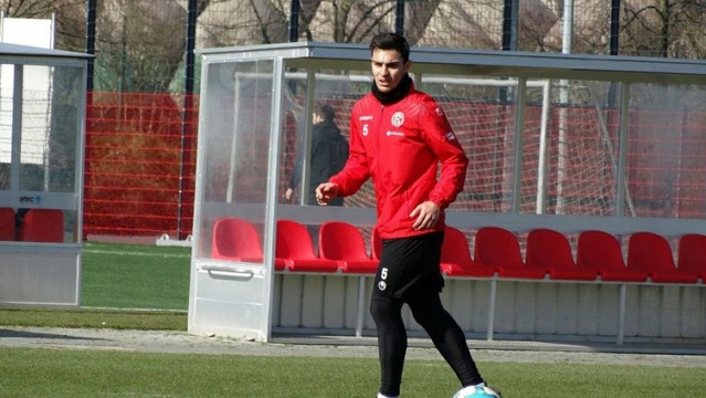 "BUNDESLİGA'DA OYNAMAK İSTİYORUM"
Fortuna Düsseldorf ile büyük hedeflerinin olduğunu ve Bundesliga'da forma giymek istediğini vurgulayan başarılı savunmacı, "Fortuna'da büyük hedeflerimiz var, bütün konsantremi buraya vermek istiyorum. Sezon sonu nelerin olacağına bakarız, ancak Bundesliga'da futbol oynamak istiyorum" şeklinde konuştu.