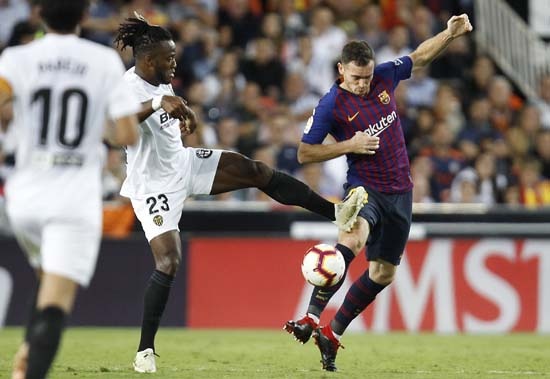 MAİCON'UN YERİNE GELİYOR
Ocak ayında Maicon'u kesin olarak yollayacak Galatasaray'da savunmaya liderlik yapacak stoper profiline Vermaelen uyuyor. Ozan Kabak ve Serdar Aziz'in aksine solak olan 32 yaşındaki Belçikalı yıldızın Barcelona ile sözleşmesi sezon sonunda bitiyor. Katalan ekibinin fazla forma şansı bulamayan Vermaelen için sorun çıkarmayacağı tahmin ediliyor.