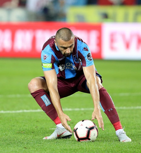 Üst üste kazanılan Ankaragücü, Sarpsborg ve Galatasaray maçlarına rağmen gol yollarında etkili bir forvete ihtiyaç olunduğu konusunda hemfikir olan taraftarlar, Burak Yılmaz için görüşlerini forumlarda paylaştılar.