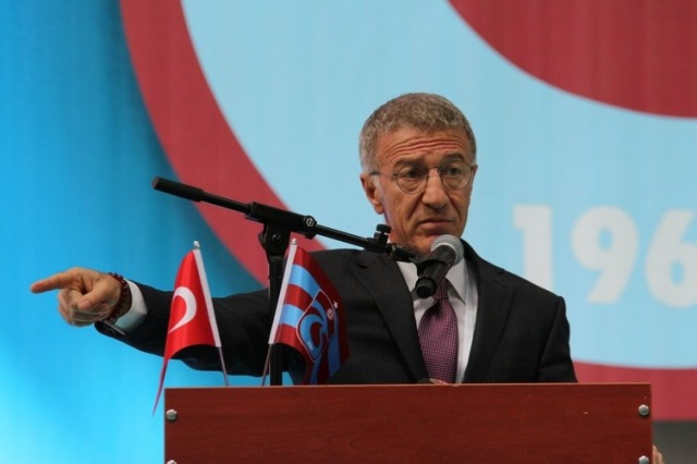 ALTYAPIYA ÖNEM VERİLECEK
Ağaoğlu dün da sabah saatlerinde de soluğu Mehmet Ali Yılmaz Tesisleri'nde aldı. Ağaoğlu'nu burada karşılayan isim ise eski başkan Muharrem Usta oldu. Asbaşkan Hayrettin Hacısalihoğlu'nun da yer aldığı ziyaret sırasında eski ve yeni başkan yaklaşık bir saat süren bir görüşme gerçekleştirdi. Ağaoğlu daha sonra yaptığı açıklamada kulüpte bir öze dönüş planı yapacaklarını ama bunu alelacele bir şekilde yapmayacaklarını söyledi. Ağaoğlu, sezon sonuna kadar takımda herhangi bir değişim yapmayı planlamadıklarını vurgulayarak, "Takımımız lig sonuna kadar Avrupa kupalarına katılma mücadelesini sürdürecek. Biz de ekonomik olarak kulübe gelir sağlayıcı projelerin peşine düşeceğiz. Önceliğimiz ekonomik olarak sürdürülebilir bir takım olmak" ifadesini kullandı.