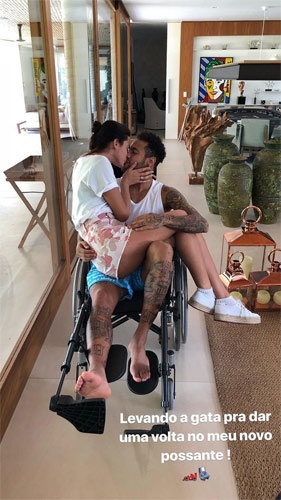 Neymar, geçen gün de kız arkadaşıyla birlikte fotoğrafını paylaşmıştı...