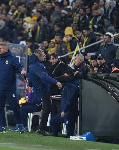 Galibiyet golünü arayan Fenerbahçe'nin gerginliği saha kenarına yansıdı.