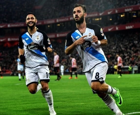 Galatasaray'da 180 karşılaşmaya çıkan Emre 19 gol atmayı başardı. Deportivo'da teknik direktör Cristobal Parralo ile sorunlar yaşayan Emre Çolak ayrılık kararı aldı. 

(Takvim)