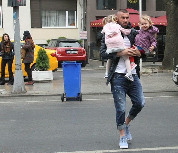 Kızlarıyla sürekli vakit geçiremediğinden yakınan Burak Yılmaz'ın, Arda Turan'ın devreye girmesiyle Başakşehir'e gelmeye ikna olduğu iddia edildi.