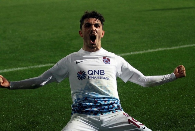 Premier Lig ekiplerinde Liverpool, Abdülkadir Ömür'ü takibe aldı. 18'lik genç yetenek, futboluyla bu sezona damga vuran Salah'ın veliahtı olacak.