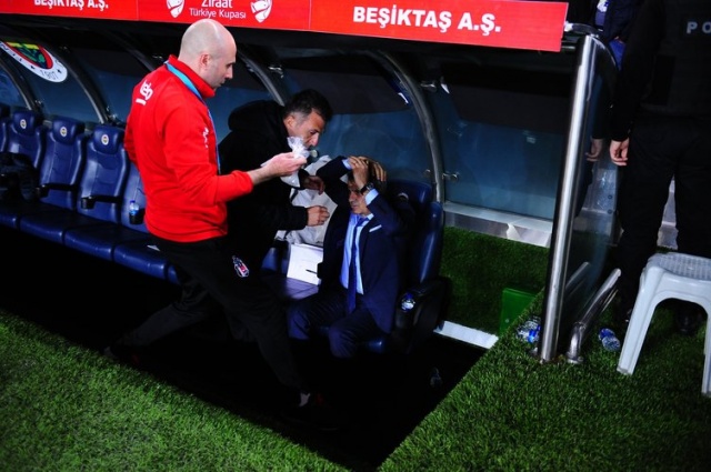 DAHA ÖNCE iKi KEZ KAFAMDAN DARBE ALMIŞTIM
TECRÜBELİ çalıştırıcı Şenol Güneş, geçmişte de kafasına darbe aldığını belirterek, "Ben kafadan darbe almaya alışığım... Bir keresinde Rizespor maçında başıma geldi, diğerinde de Erman Toroğlu ile çarpıştım... Kafam yarıldı... Bunlar oluyor ama bu kez yaşadığım çok farklıydı. Artık bu tip olayları aşmalıyız. Ülker Stadı'nda harika bir ambiyans vardı, böylesine bir sonucu hak etmeyen bir ortam" dedi.