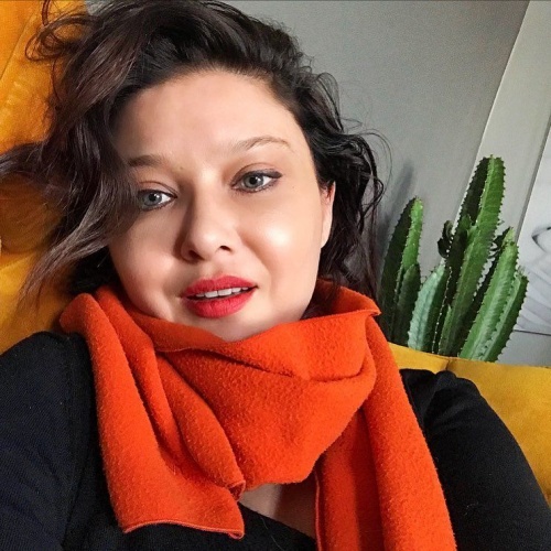 Yaptığı son birkaç paylaşımda botokslu bir halde görünen Nurgül Yeşilçay son olarak İranlı bir yönetmen tarafından yine İran’da çekilen ‘Güzel Cin’ adlı filmin kadrosunda yer almıştı.