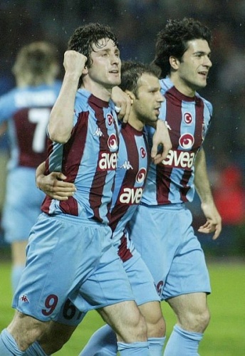 Her iki oyuncuyu göreve getirmeyi kafasına koyan Trabzonspor yönetiminin bu hamlesi de taraftarlarca olumlu karşılanıyor.