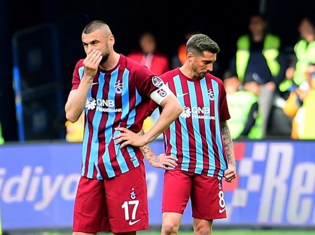 'PES ARTIK' DEDİRTTİ! 
Trabzonspor'da deyim yerindeyse bütün takımın Burak Yılmaz'a gol attırmaya çalıştığı bir sezonda golcü oyuncunun 49 puan karşılığında 612 bin 500 euro kazanacak olması "Pes artık" dedirtti. Trabzonspor ile 2 yıllık daha sözleşmesi bulunan Burak Yılmaz'ın bordomavili kulüpten ayrılmasına kesin gözü ile bakılırken, Beşiktaş ve Başakşehir'in golcü oyuncuya olan ilgisi de biliniyor. 

(Fotomaç)