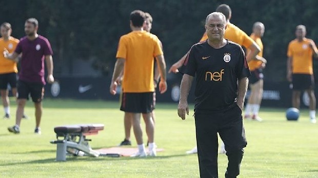 Sportif Direktör Monchi ile geçen sezon yapılanmaya giden Roma, önemli takviyeler yapmaya devam ediyor. İtalyan devinde takım içinde revizyon olacağını düşünen Galatasaray da boş durmadı ve Roma'ya e-mail yoluyla haber yolladı. Roma'dan kadrosunda düşünmediği isimleri bildirmesini isteyen sarı-kırmızılı kulüp ihtiyaç duyduğu bölgelere göre kiralama formülünü devreye sokacak. (Sabah)